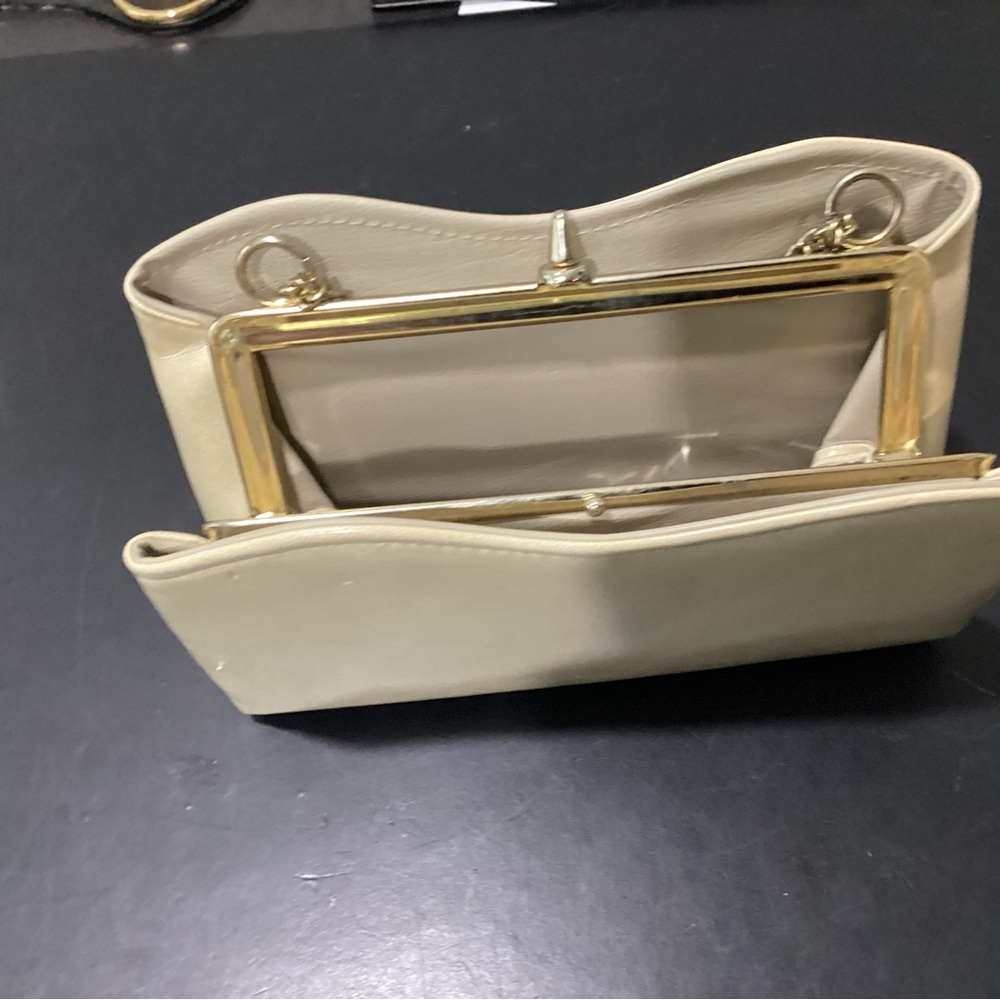 Vintage late 1960s purse cream color. Pre-owned. - Picture 3 of 6